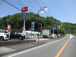 県道55号栗野加治木線　加治木インターチェンジ近く 上り坂左の中古車展示場にお車はございます。お気軽にお立ち寄りくださいませ♪