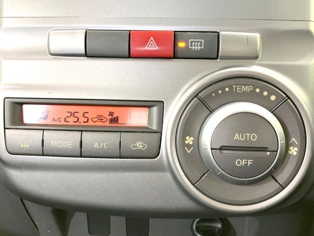 【オートエアコン】一度お好みの温度に設定すれば、車内の温度を検知し風量や温度を自動で調整。暑い…寒い…と何度もスイッチ操作をする必要はありません。快適な車内空間には必須の機能ですね♪