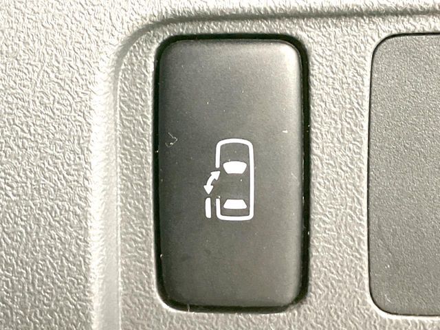 【パワースライドドア】スマートキーや運転席のスイッチでスライドドアの開閉が可能♪電動だから力を入れてドアを開ける必要が無く、小さいお子様でも、重い荷物を持っている時もラクに開け閉めできます♪