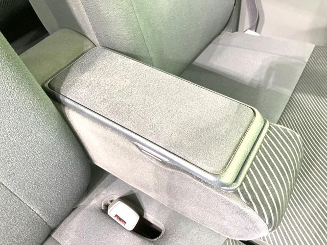 【アームレスト】運転中の身体の負担を軽減してくれるアームレストを装備♪