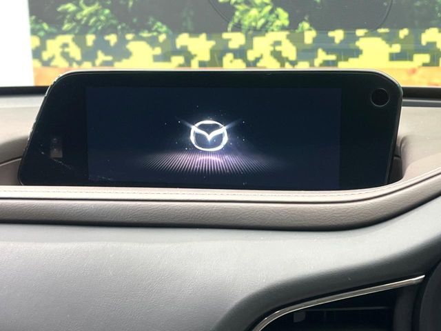 【8.8インチマツダコネクト】車内の雰囲気にマッチした大型のディスプレイ。スマホ接続でのナビ使用やBluetooth再生等、様々な機能が楽しめます。直感的なダイヤル操作が可能で、使い勝手も良好です。