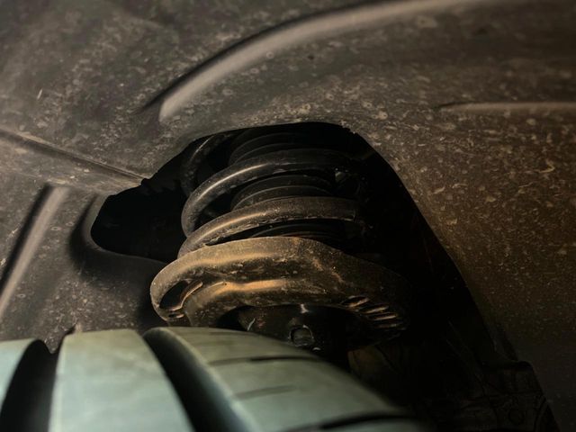 お車を安心してお乗りいただく為には、足回りの定期点検が欠かせません。サービスサポート（有償保証）では無料点検もご提供しており、安心のカーライフをお過ごしいただけるサポート体制が整っています。