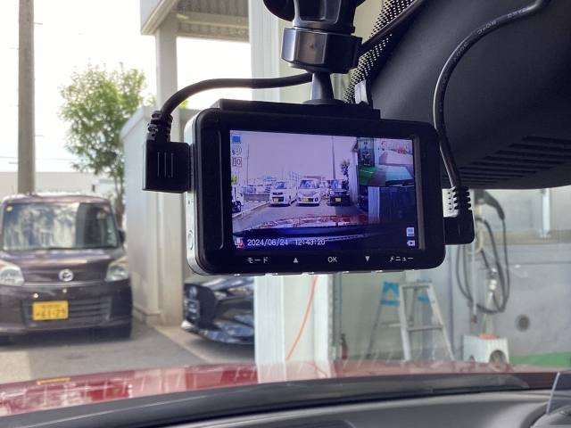 運転中の映像・音声などを記録して、交通事故やトラブルが起きた時の正確な状況把握に役立つドライブレコーダーが装着されています。