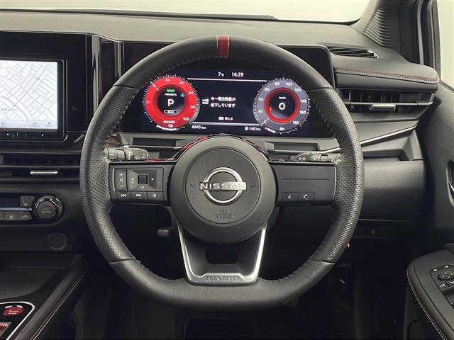 【ステアリング】軽い力で扱いやすいハンドルです。目立つ傷やスレなどなく綺麗な状態です！除菌プランいれていただくとさらに快適に！清潔なお車はお子様にも安心ですね！