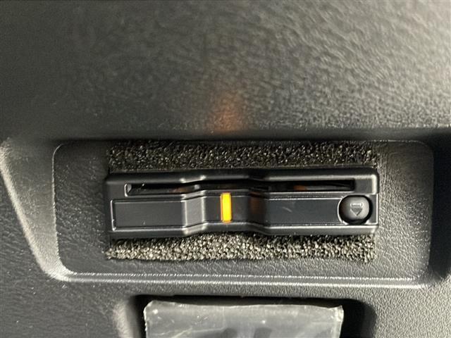 【ETC】有料道路を利用する際に料金所で停止することなく通過できる、ETC車載器（ノンストップ自動料金収受システム機器）が装備されています。セットアップを行うことで利用可能になります。