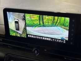【アラウンドビューモニター】専用のカメラにより、上から見下ろしたような視点で360度クルマの周囲を確認することができます☆死角部分も確認しやすく、狭い場所での切り返しや駐車もスムーズに行えます。