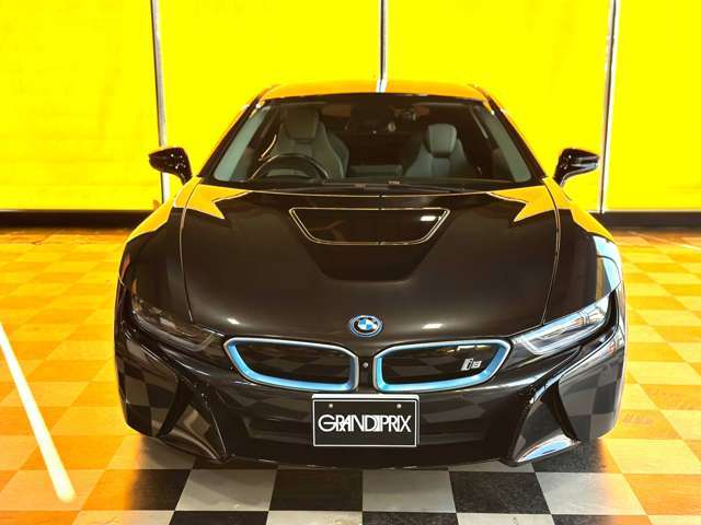 未来的なデザインが目を引く、BMW i8のフロントビュー。