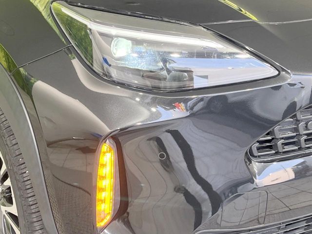 【LEDヘッドライト】悪天候や夜間走行時も良好な視界を確保し安心して運転できる高輝度LEDヘッドライトを装備！点灯速度が早く、消費電力も抑えられています。