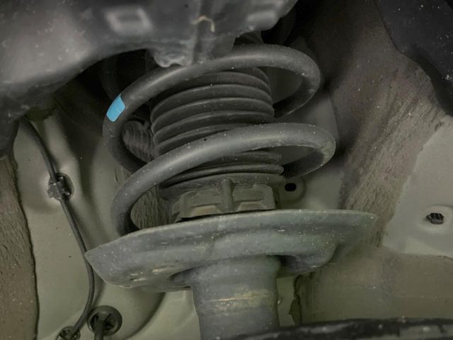 お車を安心してお乗りいただく為には、足回りの定期点検が欠かせません。サービスサポート（有償保証）では無料点検もご提供しており、安心のカーライフをお過ごしいただけるサポート体制が整っています。