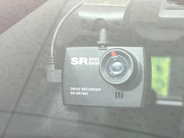 【ドライブレコーダー】安心・安全なカーライフに必須のドライブレコーダーを装備！走行中はもちろん、あおり運転や事故に遭遇した際の状況も映像で記録し、万一のリスクに備えます。