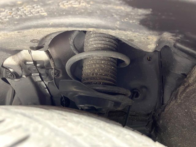 お車を安心してお乗りいただく為には、足回りの定期点検が欠かせません。サービスサポート（有償保証）では無料点検もご提供しており、安心のカーライフをお過ごしいただけるサポート体制が整っています。