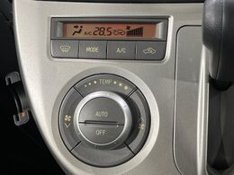 【オートエアコン】一度お好みの温度に設定すれば、車内の温度を検知し風量や温度を自動で調整。暑い…寒い…と何度もスイッチ操作をする必要はありません。快適な車内空間には必須の機能ですね♪