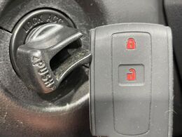 【キーレス】少し離れた場所からでもボタン一つでドアの開錠・施錠ができるのでとっても便利！ドアの鍵穴周りに傷をつけることもありません♪