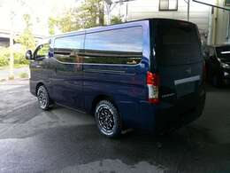 10人乗りのキャラバンワゴンGX標準ルーフの運転席、助手席以外のシートを外して、ステルス社製の3人掛けシートを2列目、3列目に配置した8人乗り仕様となります！