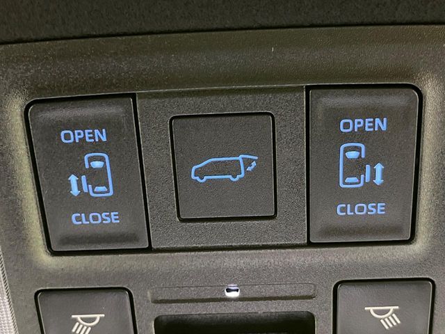 【両側パワースライドドア】スマートキーや運転席のスイッチで後席両側スライドドアの開閉が可能♪電動だから力を入れてドアを開ける必要が無く、小さなお子様でも簡単に開け閉めでき快適です♪