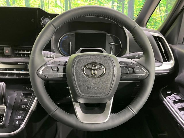 【純正革巻きステアリング】上質な革を使用することで、手にしっかり馴染みとても運転しやすいハンドルです♪