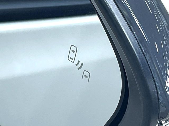 【ブラインドスポットモニター】走行中、ドアミラーの死角になりやすい箇所に後続車が接近するとサイドミラーのレンズに警告を表示！ドライバーに注意喚起をしてくれます。