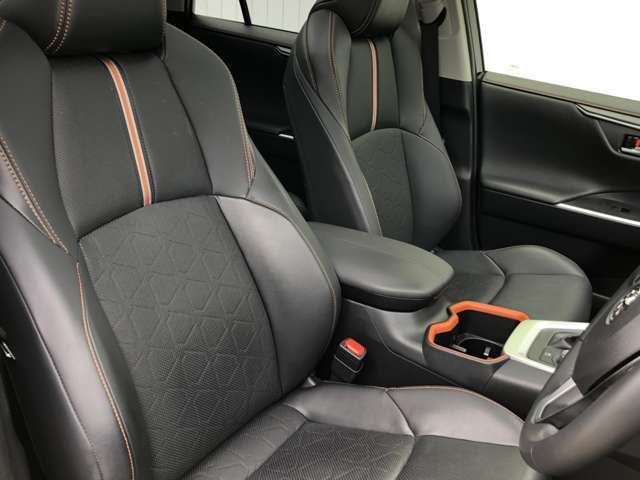 厚みのあるシートは座り心地も良く運転席も助手席もリラックスしてゆったりと座れます！