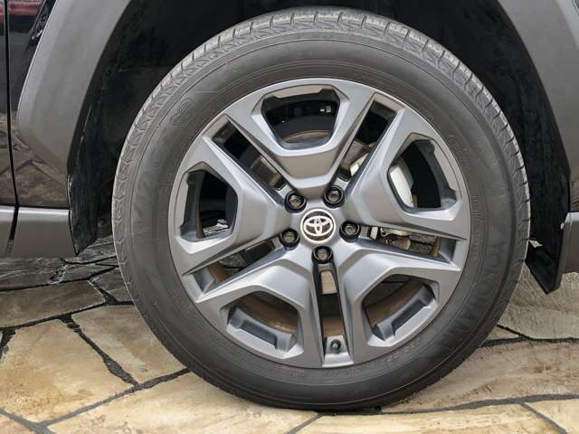 ボディースタイルにマッチした純正アルミホイールです！