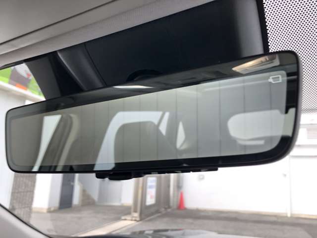 電子インナーミラーが鮮明に後方を映し出します♪