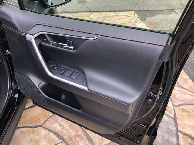 洗練されたデザインの運転席回りはドライビングの愉しさを予感させてくれます♪