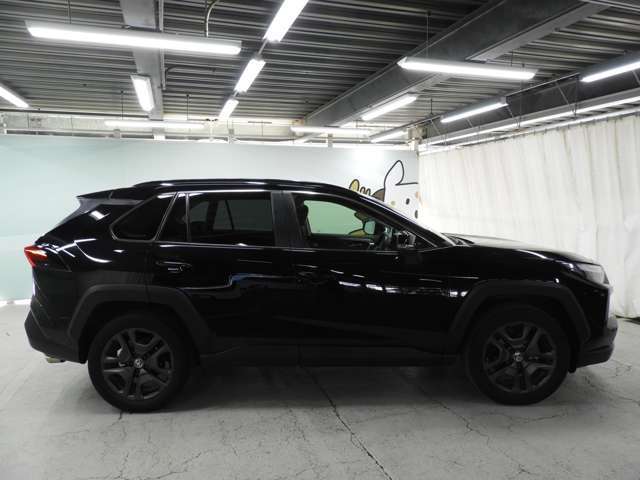 納車前に自社整備工場で点検整備を実施。納車から1年間の全国トヨタロングラン保証付きですので、ご安心してお乗りいただけます！