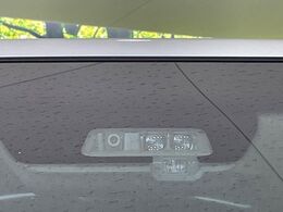 【三菱e-Assist】走行中に前方の車両等を認識し、衝突しそうな時は警報とブレーキで衝突回避と被害軽減をアシスト。より安全にドライブをお楽しみいただけます。