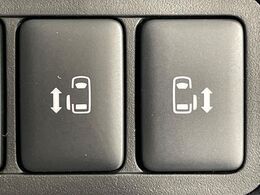 【両側パワースライドドア】スマートキーや運転席のスイッチで後席両側スライドドアの開閉が可能♪電動だから力を入れてドアを開ける必要が無く、小さなお子様でも簡単に開け閉めでき快適です♪