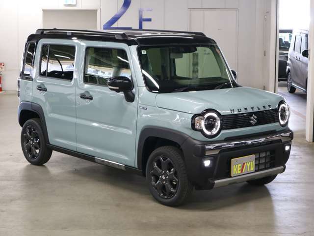 雨が降ってもゆったりと車選びができる全天候型立体展示場！エスカレーター完備！