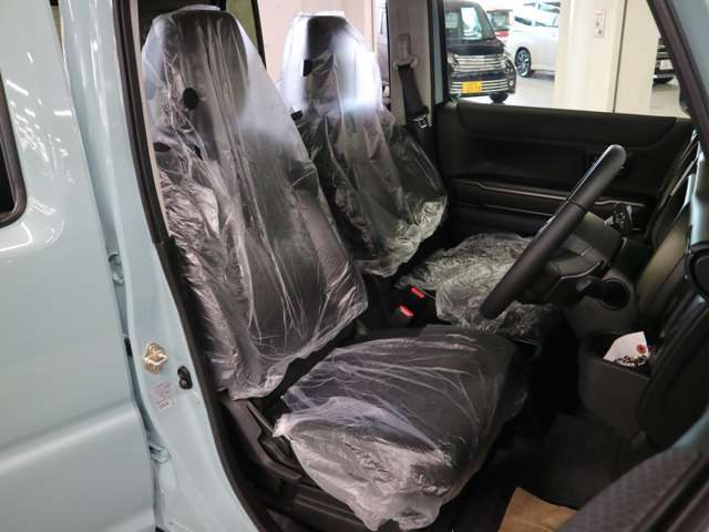 当社販売担当者、仕入担当者、リフトに持ち上げ車検検査員による下廻りチェックをクリアした高品質車を展示しております。