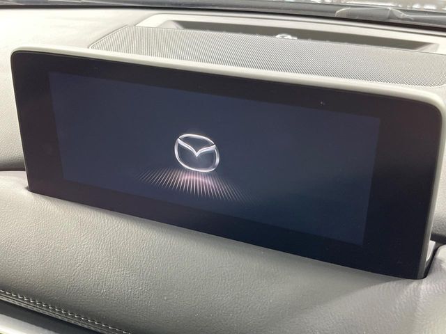 【8.8インチマツダコネクト】車内の雰囲気にマッチした大型のディスプレイ。スマホ接続でのナビ使用やBluetooth再生等、様々な機能が楽しめます。直感的なダイヤル操作が可能で、使い勝手も良好です。