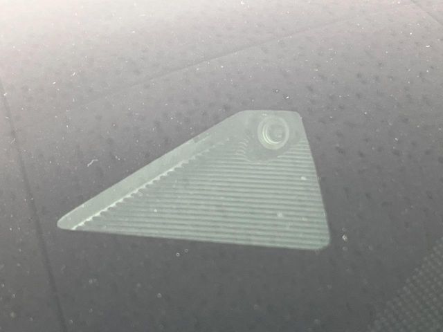 【i-ACTIVESENSE】走行中に前方の車両等を認識し、衝突しそうな時は警報とブレーキで衝突回避と被害軽減をアシスト。より安全にドライブをお楽しみいただけます。