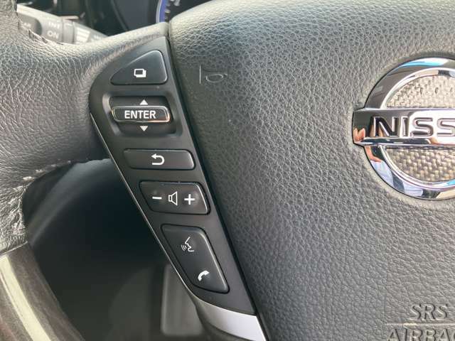 左側にオーデイオのコントロールができるスイッチ、運転中は手を放さず手元で操作可能なんです！