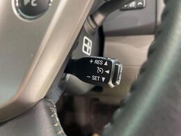 【クルーズコントロール】高速道路もラクラク走行。アクセルを離しても一定速度で走行ができ、長距離運転時の負担を軽減！加速・減速も簡単なスイッチ操作で調整できます。