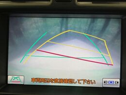 【バックカメラ】駐車時に後方がリアルタイム映像で確認できます。大型商業施設や立体駐車場での駐車時や、夜間のバック時に大活躍！運転スキルに関わらず、今や必須となった装備のひとつです！
