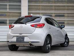 魂動デザインの流麗なフォルムが特徴です。プラチナクォーツメタリックは光で表情を変え、上品に輝きます。コンパクトながら存在感があり、街中で目を引く洗練されたデザインです。