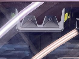 【スマートアシスト】走行中に前方の車両等を認識し、衝突しそうな時は警報とブレーキで衝突回避と被害軽減をアシスト。より安全にドライブをお楽しみいただけます。