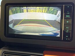 【バックカメラ】駐車時に後方がリアルタイム映像で確認できます。大型商業施設や立体駐車場での駐車時や、夜間のバック時に大活躍！運転スキルに関わらず、今や必須となった装備のひとつです！