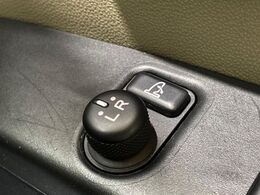 【電動格納ミラー】サイドミラーは電動格納式となっており、狭い駐車場でもキズがつくリスクを抑えられます。