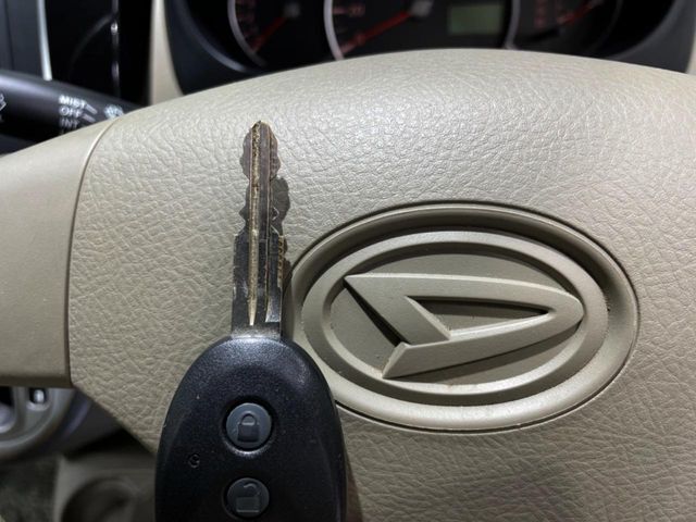 【キーレス】少し離れた場所からでもボタン一つでドアの開錠・施錠ができるのでとっても便利！ドアの鍵穴周りに傷をつけることもありません♪