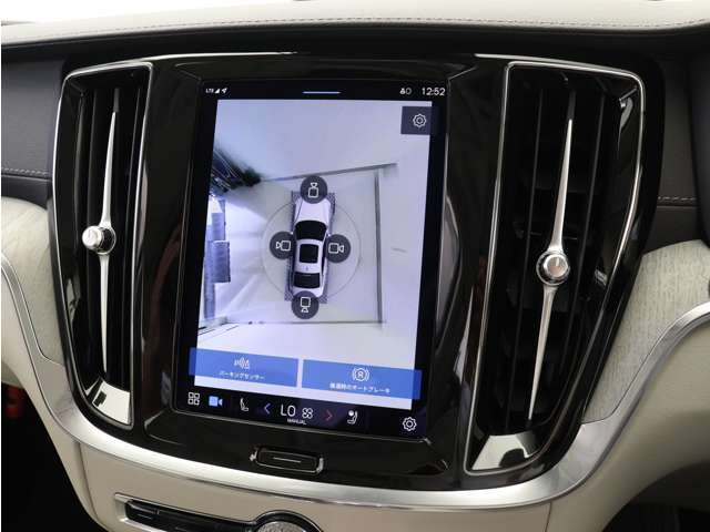 リアカメラによる後方の確認だけでなく、真上から見下ろすバードアイ映像を映し出す360度ビューカメラで、自車周辺の詳細な状況を確認できます。見通しが悪く狭い場所で車を取り回す際には心強い味方となります。
