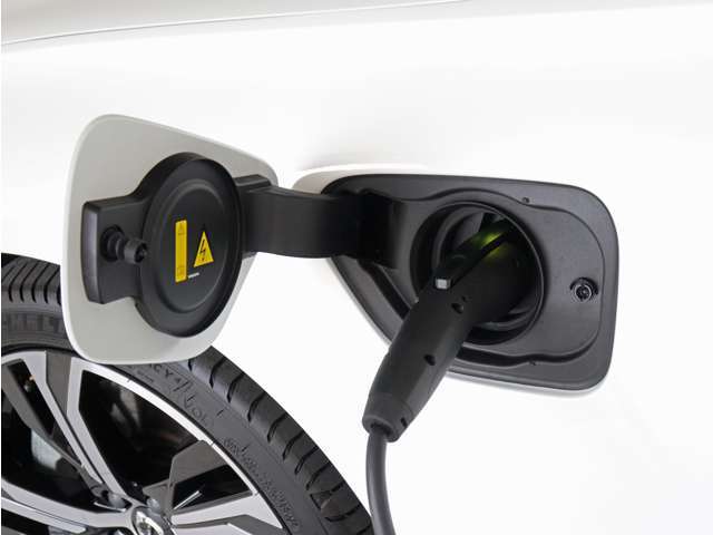 専用コードを接続するだけで簡単に充電が行えます。プラグインハイブリッドモデルRecharge T6 AWD PHEVは、走行中の充電のほか、自宅などに設置された充電機器からの充電が可能です。