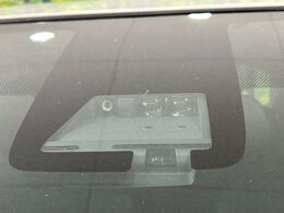 【トヨタセーフティセンス】走行中に前方の車両等を認識し、衝突しそうな時は警報とブレーキで衝突回避と被害軽減をアシスト。より安全にドライブをお楽しみいただけます。