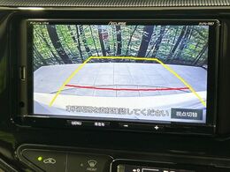 【バックカメラ】駐車時に後方がリアルタイム映像で確認できます。大型商業施設や立体駐車場での駐車時や、夜間のバック時に大活躍！運転スキルに関わらず、今や必須となった装備のひとつです！