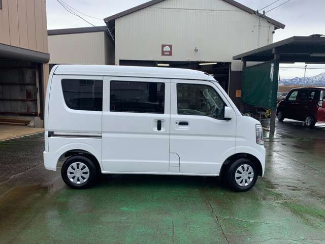 実車を確認してみて傷だらけだった・内装が汚かった等よくありますが、当社では気持ちよく中古車のご購入が出来るように目立つ傷・汚れなどは基本綺麗にしてから展示しております、ご安心してご来店ください。