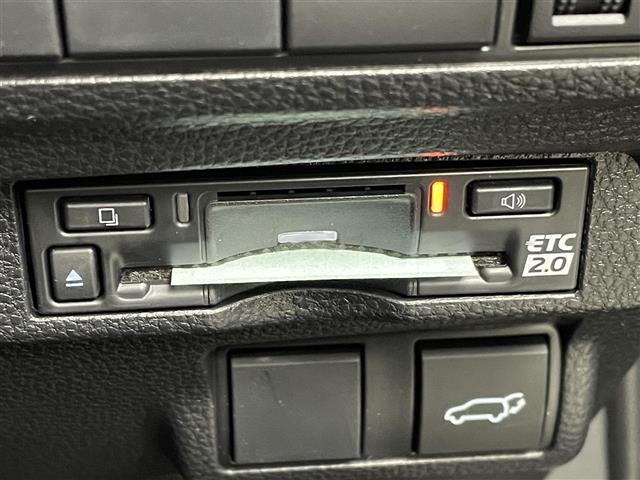 【ETC2.0（DSRC/ITSスポット）】ETCカードを挿入すれば料金所はノンストップで通過できます。ETC限定の割引や、高速道路の情報提供サービスを利用できます。