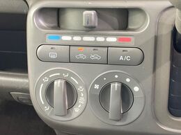 寒い冬も暑い夏も全席に快適な空調を届けてくれる、ダイヤル式エアコンを装備♪