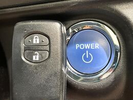 【スマートキー】カバンやポケットに入れたままでもドアの施錠・解錠が可能なスマートキーを装備。エンジンのオン・オフ時もカギを取り出す必要が無いからとっても便利です♪