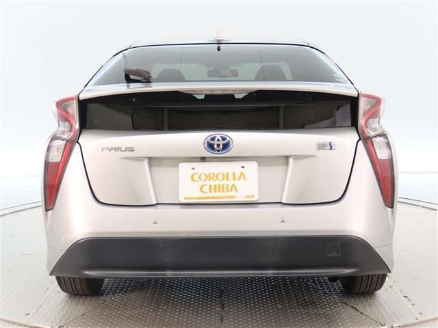 広々とした車内空間に優れた燃費性能。更にデザインも上質で人気のお車です！