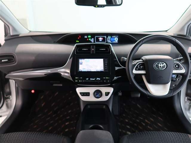 スタイリッシュなデザインのインパネ。各操作スイッチは使いやすい位置に配置されてます。